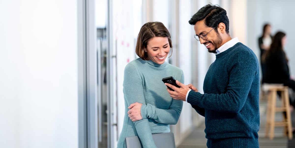 dos profesionales en oficina, empresa