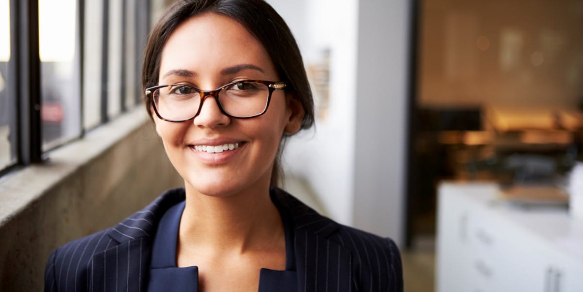 mujer profesional en oficina sonriendo