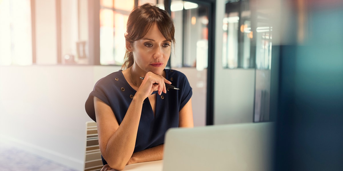 mujer en oficina