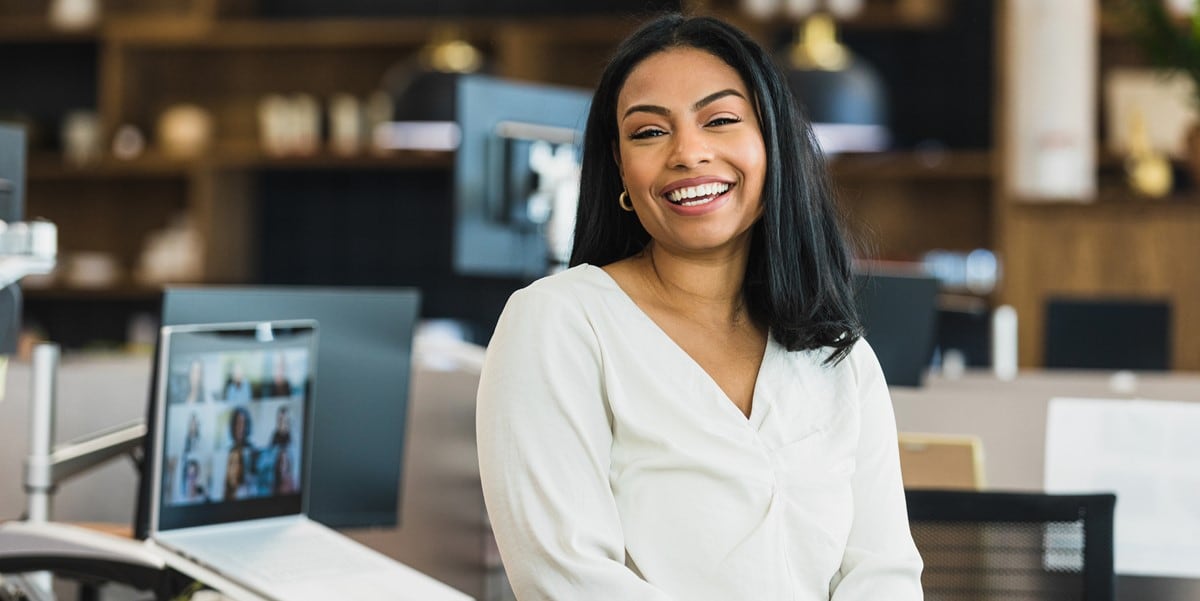 mujer sonriendo en oficina