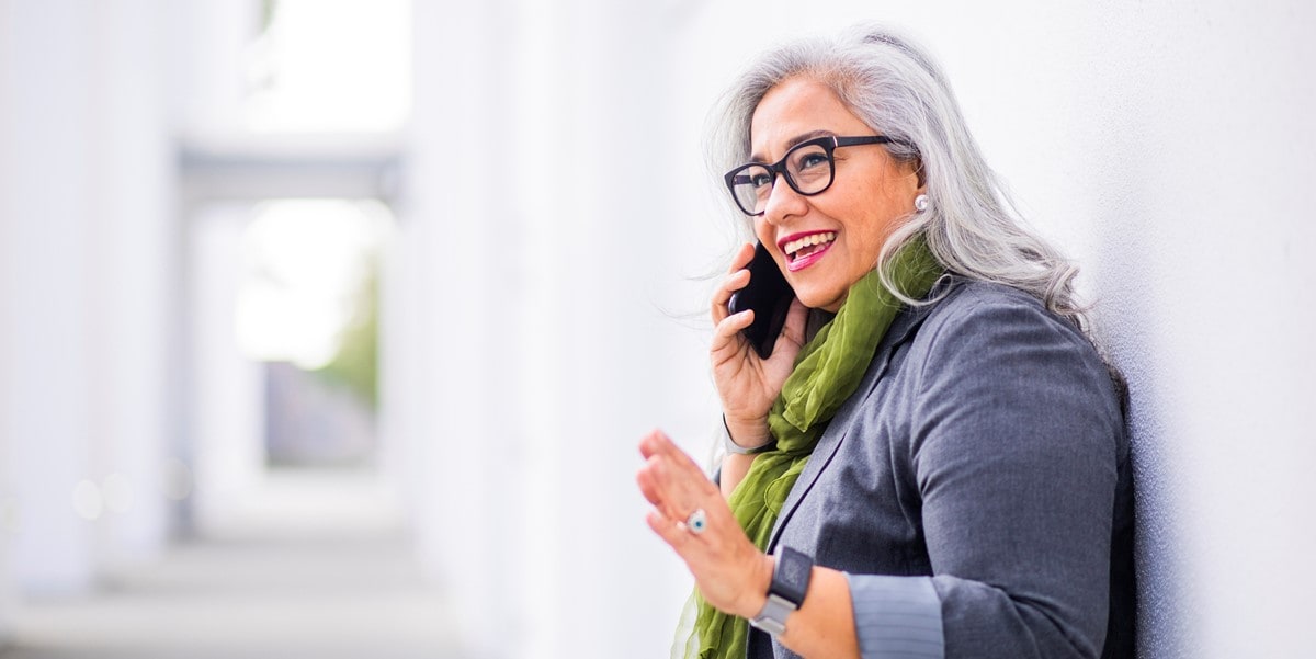 mujer profesional hablando por telefono