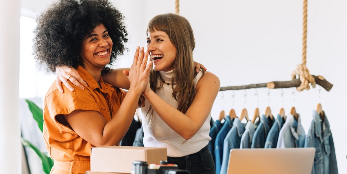 dos mujeres sonriendo