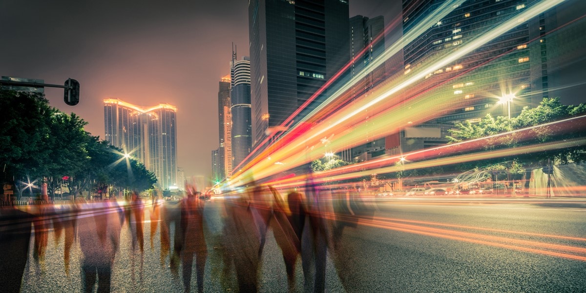 ciudad de noche, gente caminando