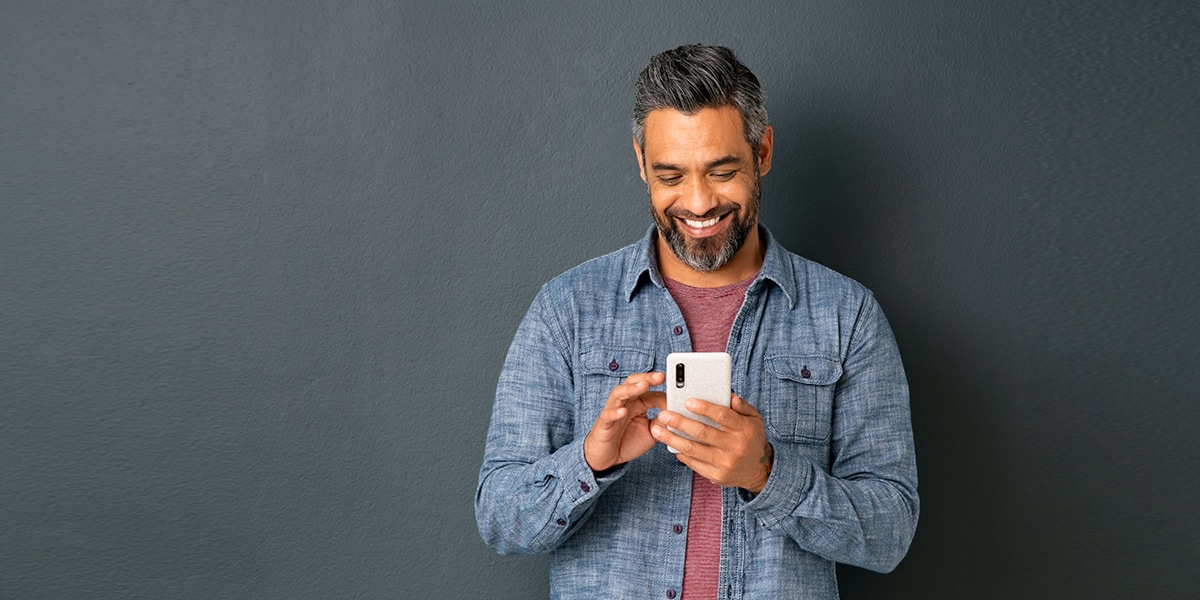 hombre leyendo en su telefono