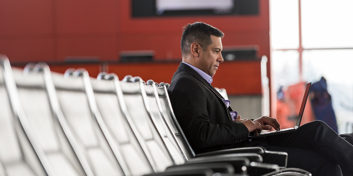 hombre sentando, aeropuerto