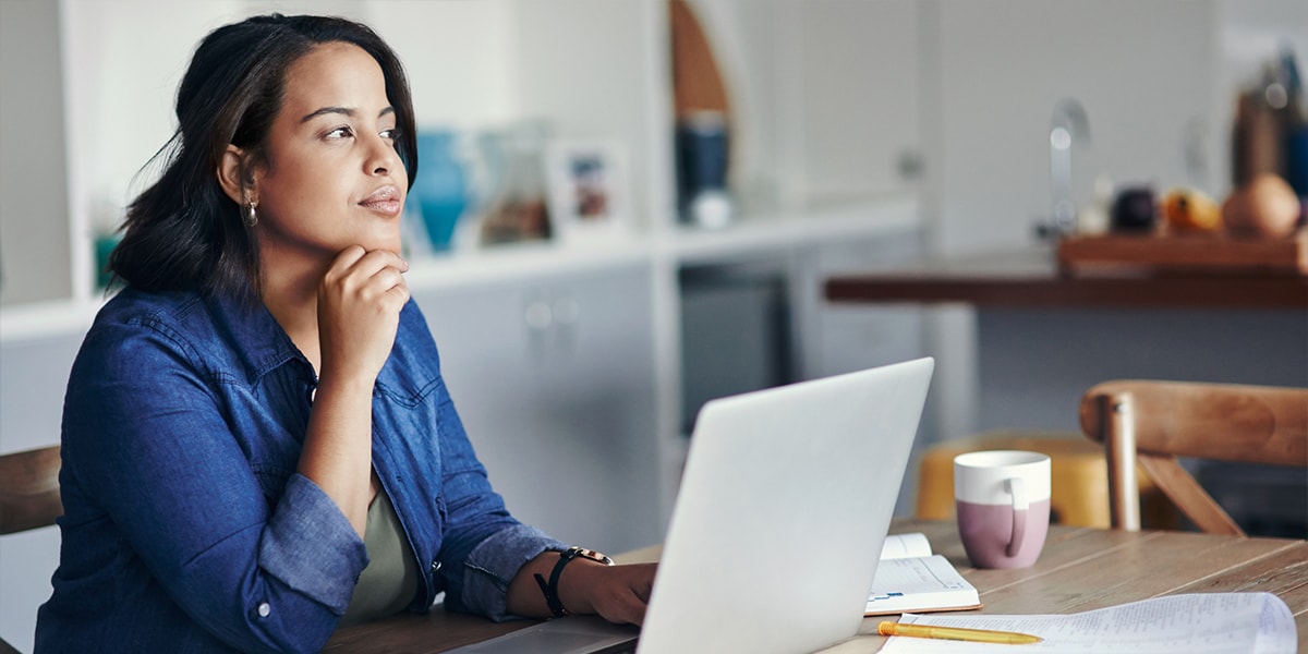 mujer en escritorio con laptop