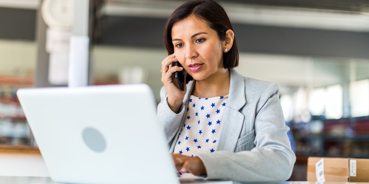 mujer profesional trabajando en escritorio