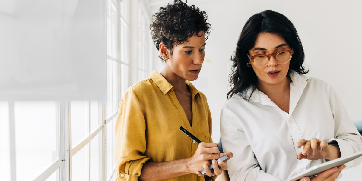 dos mujeres en oficina