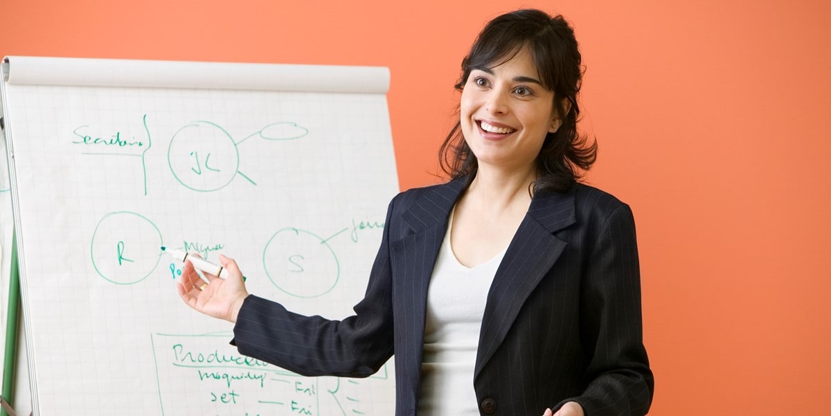 mujer presentando en oficina