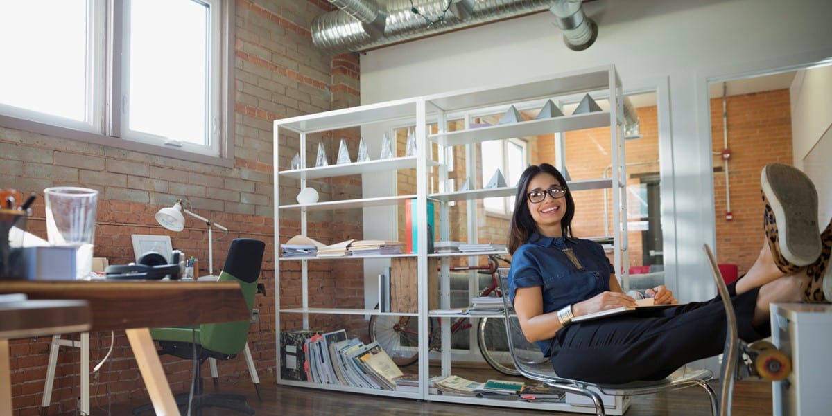 mujer en oficina