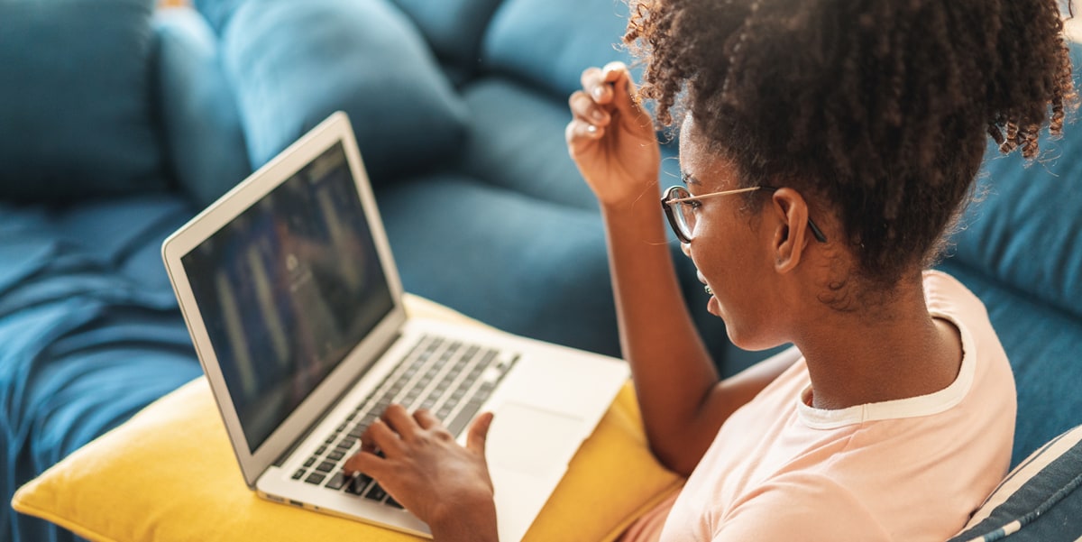 mujer trabajando en casa de computadora