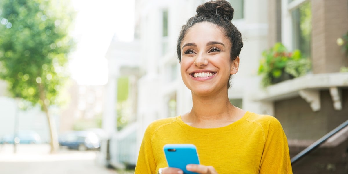 mujer afuera con celular