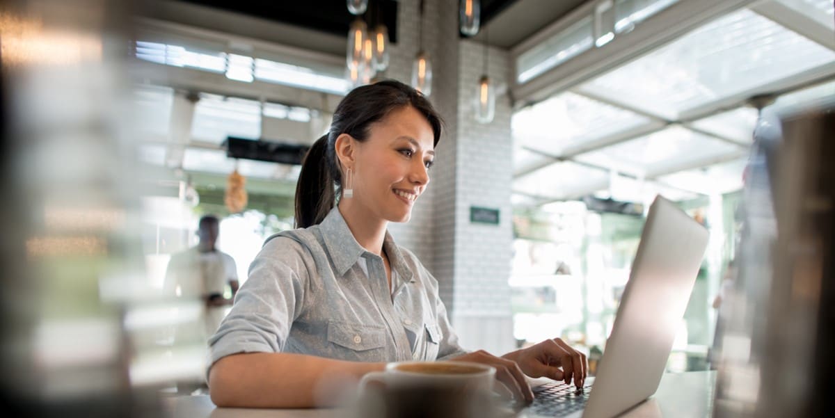 mujer trabajando en escritorio, oficina