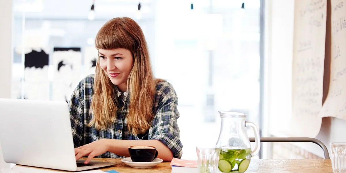 mujer con laptop