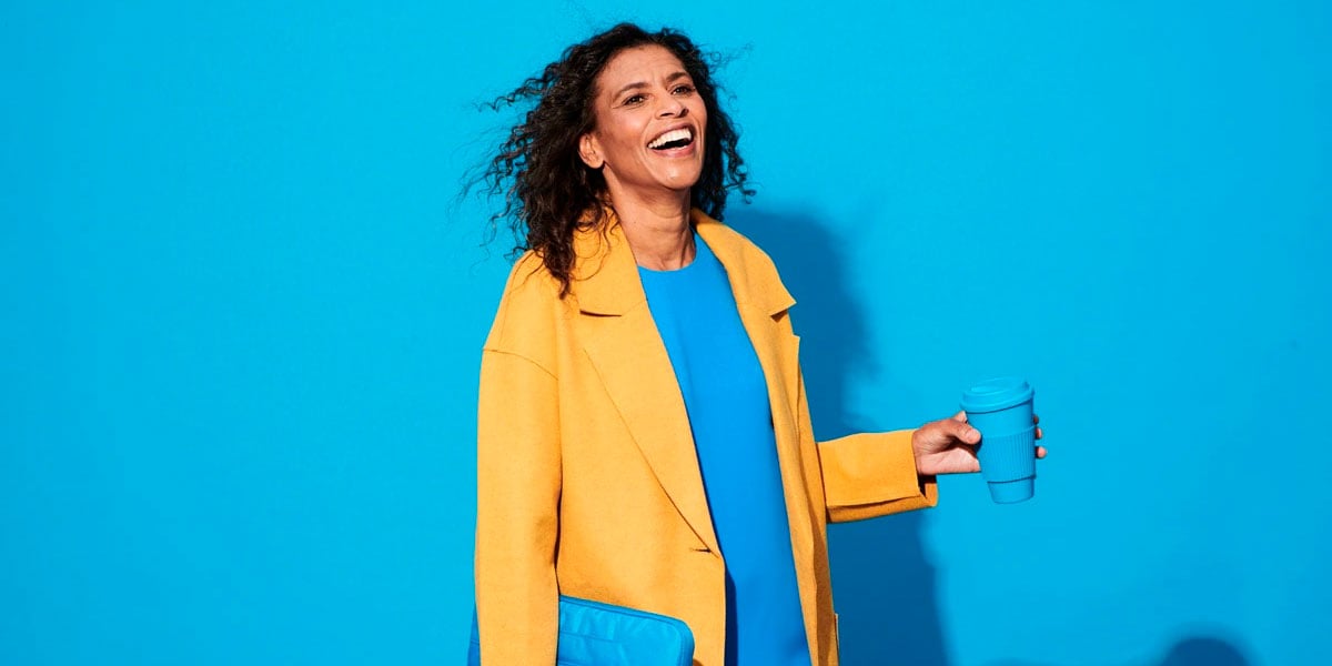 mujer sonriendo con fondo azul