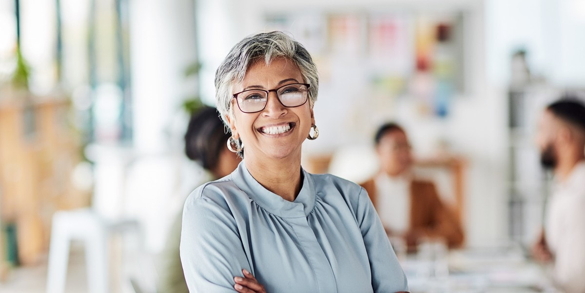 mujer sonriendo, en oficina