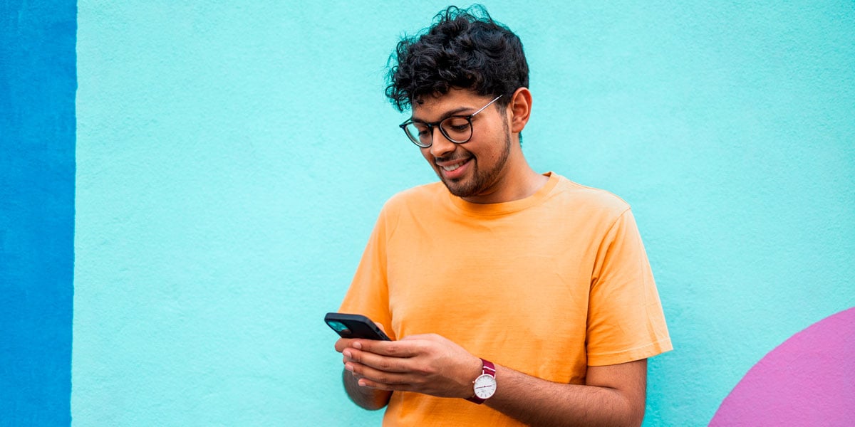 hombre con celular