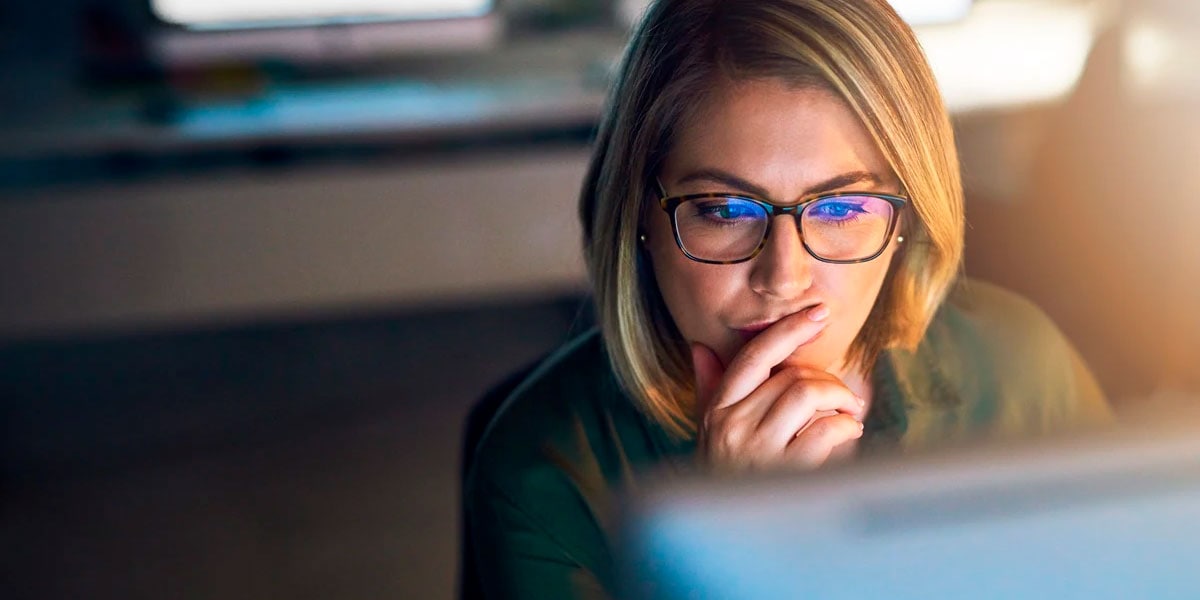 mujer viendo computador
