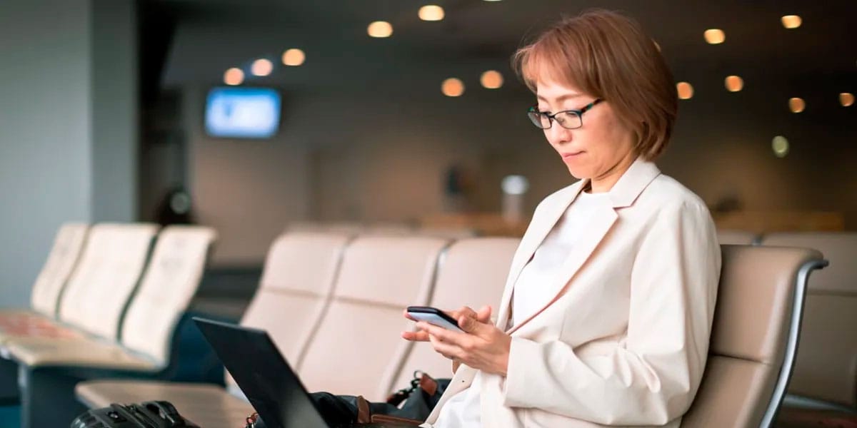 mujer con tablet
