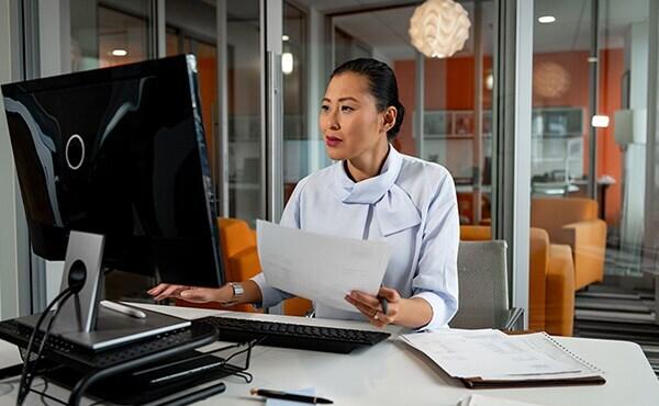 Person with computer pictogram