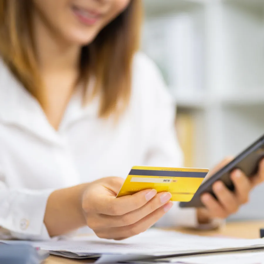 Tarjetas corporativas vs. gestión de gastos automatizada: ¿qué le conviene a su empresa?