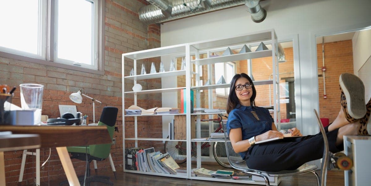 mujer en oficina